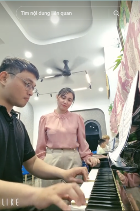 Sau khóa học 3 tháng tại Trung tâm Âm nhạc Mary Mỹ, bạn học viên của chúng tôi đã tự tin hơn rất nhiều. Lần đầu đặt máy quay nên còn hơi run, nhưng phần trình bày đã tiến bộ rõ rệt. Trung tâm tự hào vì những bước đi vững vàng của bạn — chậm mà chắc!